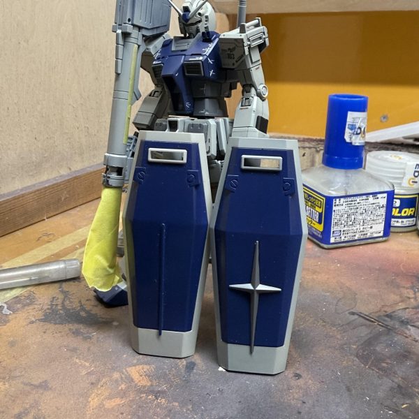 G-3ガンダム　　オリジンガンダムベースシールド見つけだしたので塗装しました。。笑あと、、フルアーマーガンダムの余ったシールドも出てきたので、、一つはノーマル、、もう一つはクロスを消した仕様で！ む、むっ、、、そういえば、、作り掛けのこいつらの存在を忘れてた。。。∑(ﾟДﾟ)これも、勢いで仕上げなきゃ、、、（3枚目）