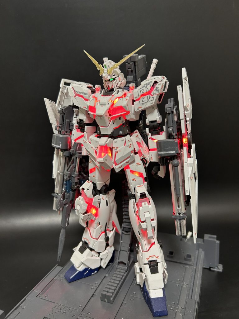 デストロイモード。赤の発色がとても良く、写真に撮ってもそれは変わらないですね。ユニコーンと言えばこのカラーというところでしょうか。