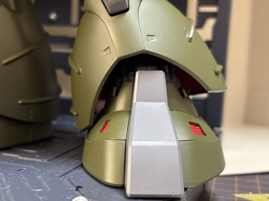 脚首部は加工して設置し易くしてます。エアインテークはスジボリで開口し、裏からフィン板を貼ってます