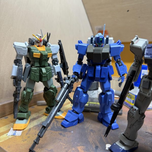 G-3ガンダム　　オリジンガンダムベースシールド見つけだしたので塗装しました。。笑あと、、フルアーマーガンダムの余ったシールドも出てきたので、、一つはノーマル、、もう一つはクロスを消した仕様で！ む、むっ、、、そういえば、、作り掛けのこいつらの存在を忘れてた。。。∑(ﾟДﾟ)これも、勢いで仕上げなきゃ、、、（5枚目）