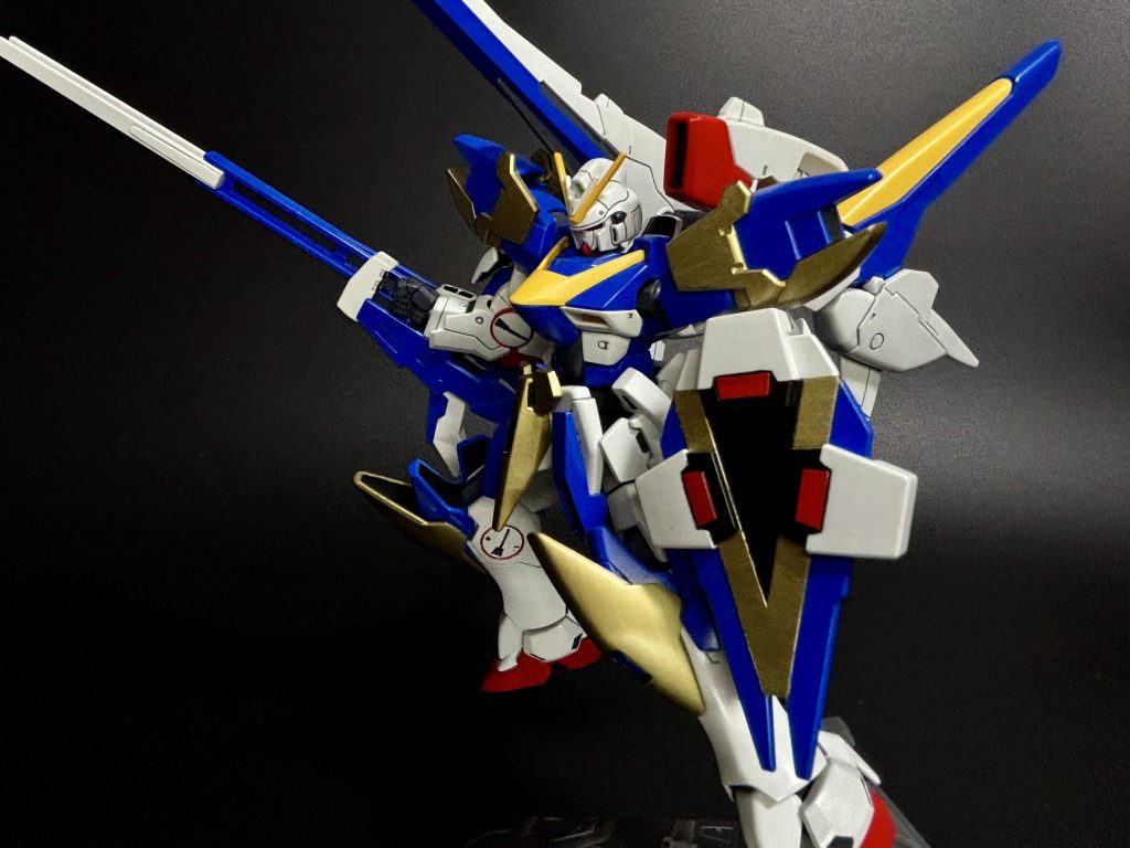 【2025年7月7日追記】背景紙使って再撮影しました。金色部分は4artistマーカーで塗装しているんですが、塗膜弱いんですよね。いつの間にメガビームシールド部の金色部の塗装が歪んでいたので塗装しなおしました。今度はタミヤのチタンゴールド使ってます。ホントは金色部は全部リペイントしたいんですが、人類はめんどくさいには勝てない…