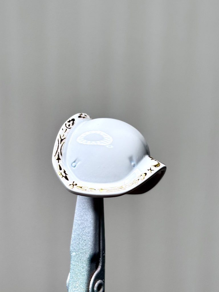 青白磁の釉薬が溶けて青く凹凸に貯まった状態をイメージしてクリアブルーでスミ入れしてます。献上したくなる良いモノになったかなと🤣w以上です、ありがとうございました😊✨