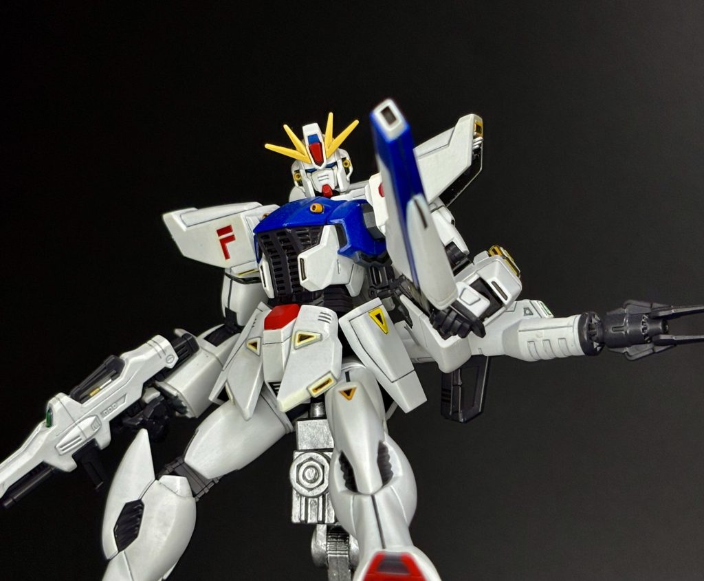 【2025年7月5日追記】背景紙使って再撮影しました。私の中では細かい部分の塗り分け登竜門的なキットでした。この後宇宙世紀第二期MSの機体としてV2AB、Vガンダム、クロスボーンと組んできましたが、結局このF91の塗り分けが1番難しかった気がします。