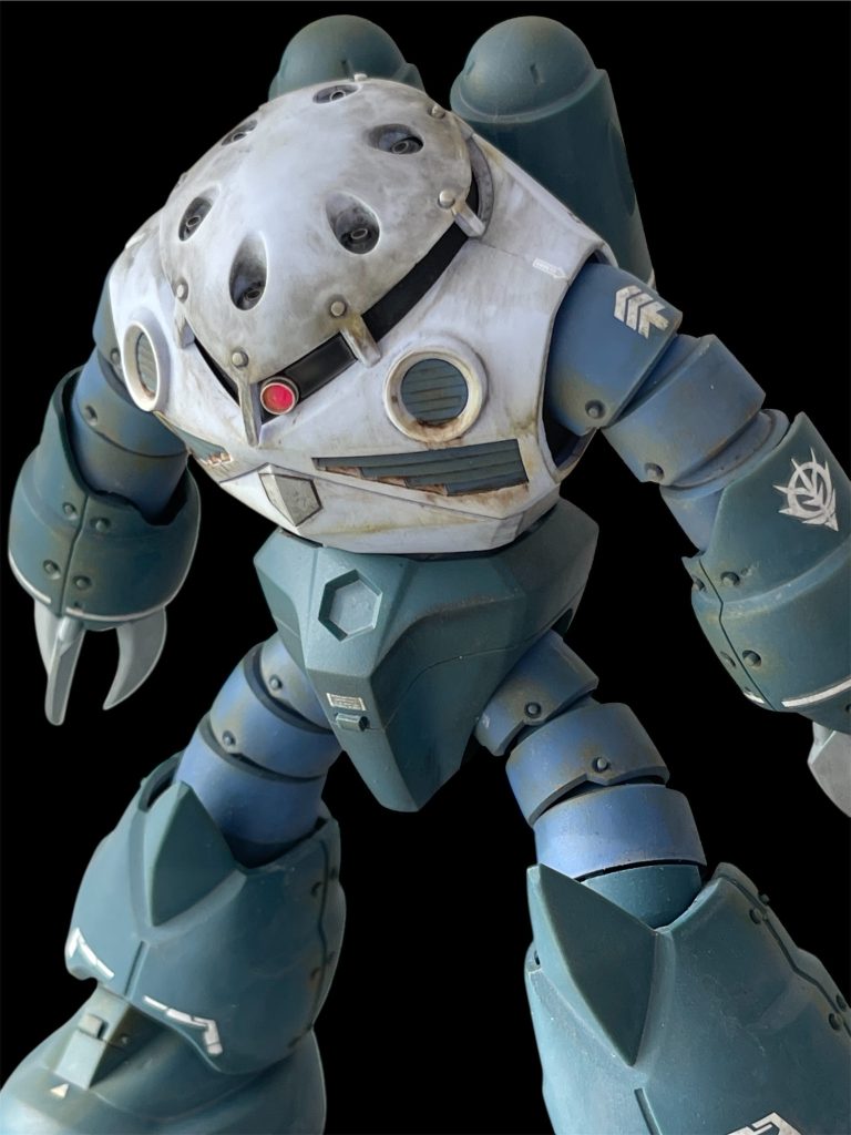 リベット用の孔を開ける際に、各部位で微妙に孔のサイズを変えることで、一本の伸ばしランナーから複数のリベットを作れるようにしています。