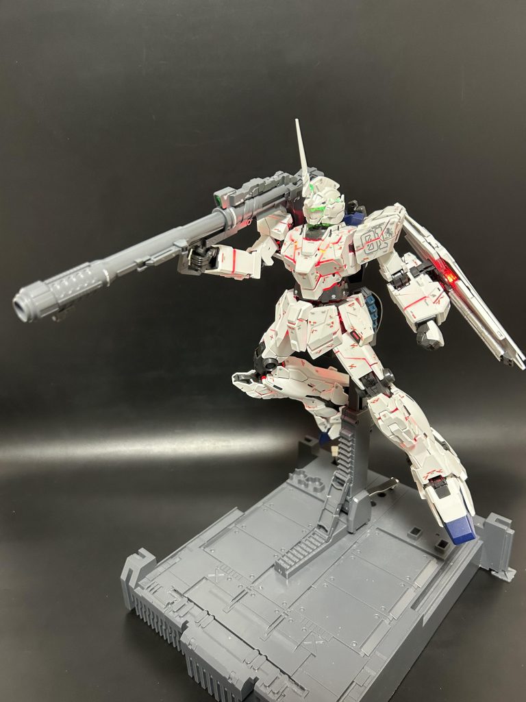 ユニコーンモード。カトキハジメデザイン特有の下半身のボリュームが大きいのが印象的です。ユニコーンモードといえばなんとなくビームマグナムよりハイパーバズーカのイメージなので（笑）