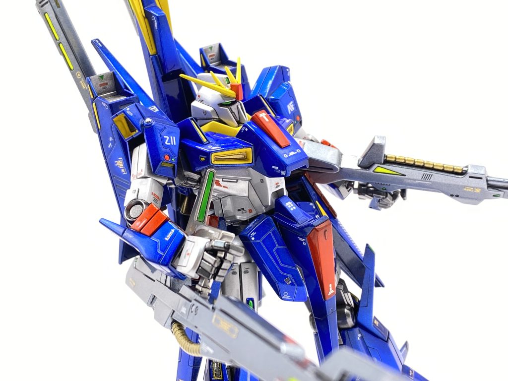 白い部分はグレーサフからのパールシルバーでグラデーション塗装したのですが、クリアー吹いたらグラデーションがまったくわからなくなるという新発見(゚o゚;;まあ、でもテカテカしてるからヨシとしました^ ^