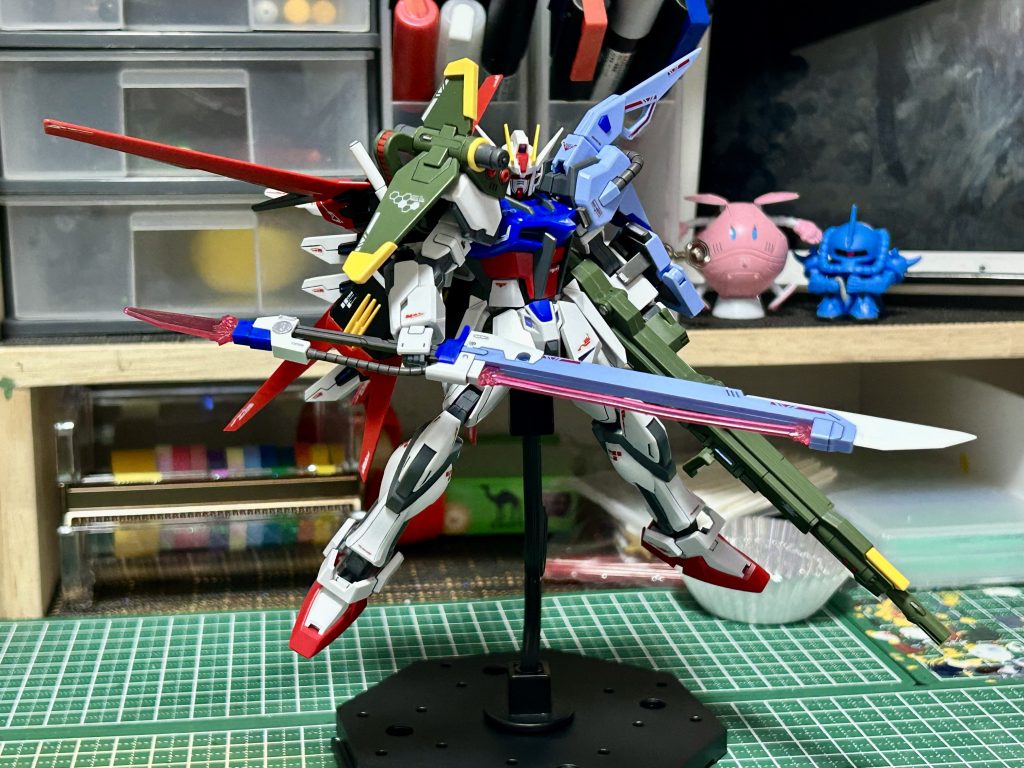 ステッカー貼るだけでこんなに仕上がりが変わるなんて凄い！！！（小並感）見方によってはEGに見えないのでは？？水転写式デカールには劣るけど社畜みたいなズボラ初心者にはトップコート無しでも違和感なく仕上がるので物凄くオススメだと思いました(๑•̀ㅁ•́๑)✧そしててんこ盛りの機体ってめっちゃカッコイイの♡♡♡