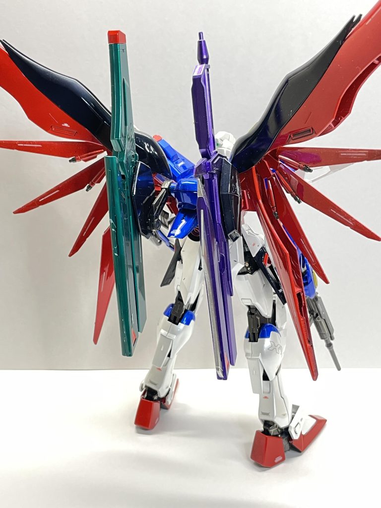 後ろからのポーズ・MMI-714 アロンダイト ビームソード 塗料:Mr.メタリックカラーGX207 GXメタルバイオレット・M2000GX 高エネルギー長射程ビーム砲 塗料:Mr.メタリックカラーGX GX205 GXメタルグリーン