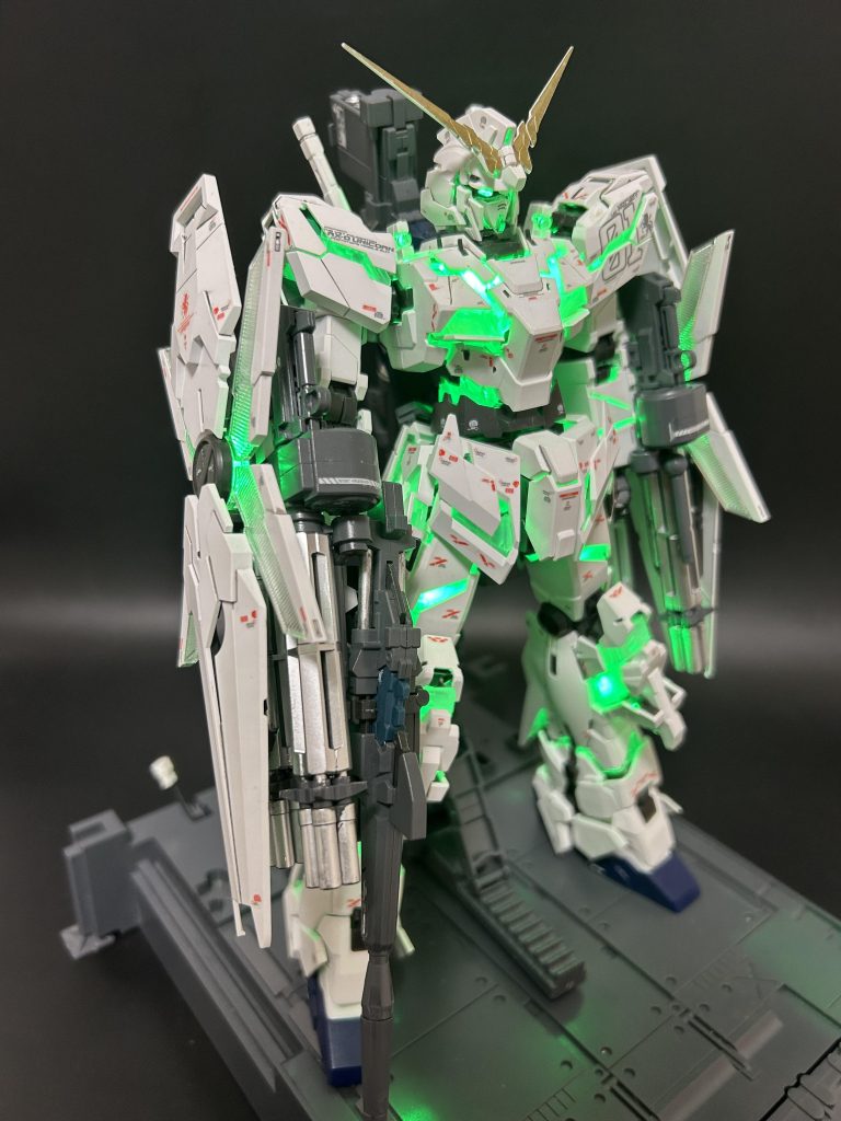 覚醒状態。やはりこのキットは発色が良いですね。スタイルも変形前、変形後共に良くできていると思います。しつこすぎない程度にしつこくデカールを貼りました（笑）それでも発光中はそれが気にならないくらい綺麗に光っています。 以上になります。作るのに気を使うキットではありますが、作った後なら割とガシガシポーズを取っても問題無いくらい遊べます。スタイルも良く、さすがMGEXの片割れといったところかと思いました。