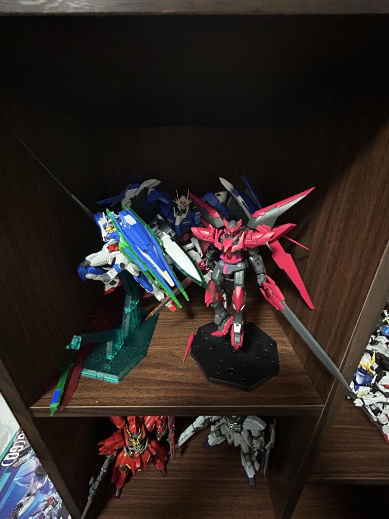 次はチーム俺がガンダムだ！ww奥にいるダブルオーライザーはガンプラを始めて1ヶ月目くらいでMGを作ってみたくて初めて買ったMGの機体ですね( ´ー｀)パーツ数と大きさにビックリして一旦途中で挫折した機体で1年越しに完成したっていう感じですwwダブルオーの機体もこれからちょっとずつ集めていこうと思います！（アメイジングダークマターがここに居るのは行き場を無くしたかですねw）