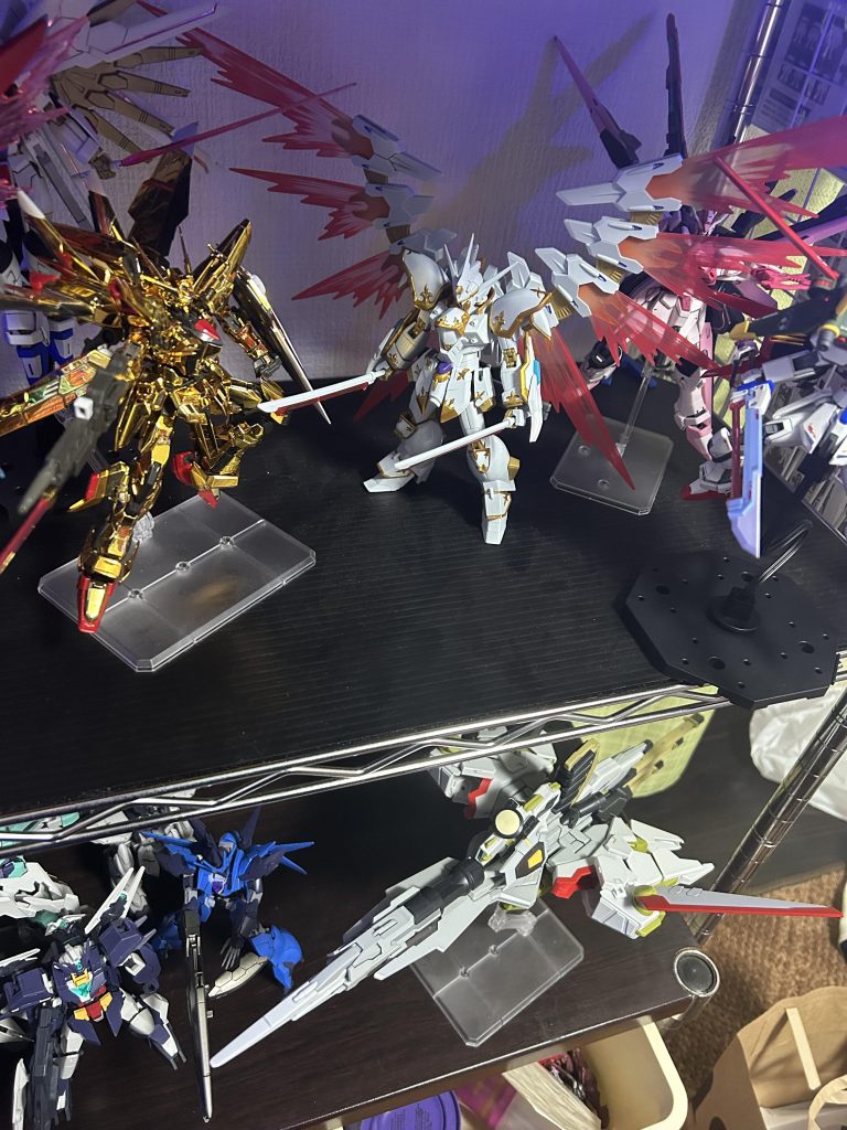 めちゃくちゃ見づらいですがSEEDFREEDOM系列です！この頃にSEED系列を見始めて映画までイッキ見してちょっとずつ集めていった機体ですね( ´ー｀） これからもFREEDOM系列の機体は地道に集めていきたいと思います！