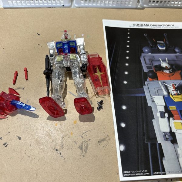 RX-78にちなんで、７月８日はガンダムの日！という事で、大人の夏休み前半の宿題という事で、V作戦の大トリの制作を開始しました。このガンダムは近場のリサイクルショップでジャンク品700円で購入したもの。クリアー版ですが、僕が欲しいのはクリアー素材では無くHGUC021ガンダムが持つプロポーション。という訳で容赦なく全塗装汚し仕立てでの完成を目指します。ちなみにジャンク品で説明書が無かったので、フリマサイトでHGUC V作戦セットの取説をゲットしました。今のご時世はバンダイのWEBサイトで取説閲覧出来るんですが、アナログの遊びだし紙媒体が良いなという中年の無駄なこだわりが炸裂してます。資料としても見てて楽しいので結果オーライ。で、手始めにバラしだけ終わらそうと思ったんですがここでいきなり壁にブチ当たりました。どうやら前の持ち主、全パーツのピンを接着剤で固定しておる(gundam-kao9)ピン以外を破壊せずに慎重にバラしていったらいつの間にか日付変わってました。最高に熱い夏が始まりやがったぜ！（1枚目）
