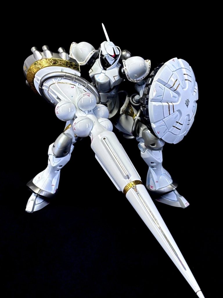 白磁に金装飾はあまりイメージがなかったんですが「マ・クベ氏がデザインした部分(のはず?)はええやろ笑」ということで、基本的に金ラインは元よりあった箇所のみ(ハクジ除く)に留めています😌代わりに金ミラー+ネイルシールなどで荘厳に仕上げてます!