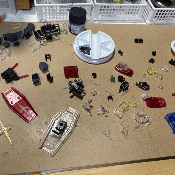 RX-78にちなんで、７月８日はガンダムの日！という事で、大人の夏休み前半の宿題という事で、V作戦の大トリの制作を開始しました。このガンダムは近場のリサイクルショップでジャンク品700円で購入したもの。クリアー版ですが、僕が欲しいのはクリアー素材では無くHGUC021ガンダムが持つプロポーション。という訳で容赦なく全塗装汚し仕立てでの完成を目指します。ちなみにジャンク品で説明書が無かったので、フリマサイトでHGUC V作戦セットの取説をゲットしました。今のご時世はバンダイのWEBサイトで取説閲覧出来るんですが、アナログの遊びだし紙媒体が良いなという中年の無駄なこだわりが炸裂してます。資料としても見てて楽しいので結果オーライ。で、手始めにバラしだけ終わらそうと思ったんですがここでいきなり壁にブチ当たりました。どうやら前の持ち主、全パーツのピンを接着剤で固定しておる(gundam-kao9)ピン以外を破壊せずに慎重にバラしていったらいつの間にか日付変わってました。最高に熱い夏が始まりやがったぜ！（2枚目）
