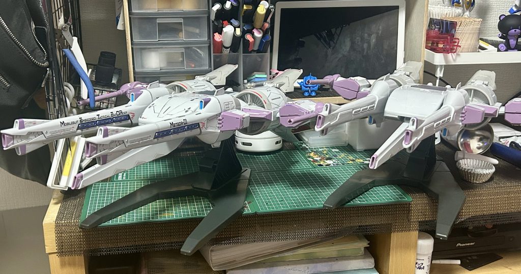 そしてなんと最近2機目のミーティアも手に入れられたので2機目同時制作して来ちゃいましたね(*ノ>ᴗ<)テヘッまさかのガンプラ巡りしてたらまさかの定価割れで売ってたので給料日前だけど購入しちゃいましたよね(;¬∀¬)ハハハ…(生活苦しくなるけどね‥)1機目は部分塗装とステッカー墨入れはしたのですが、2機目はちょっと‥ねw(察してください)2機揃うと圧巻ですね(๑˙ㅁ˙)いつもの作業台に乗り切らないwwww
