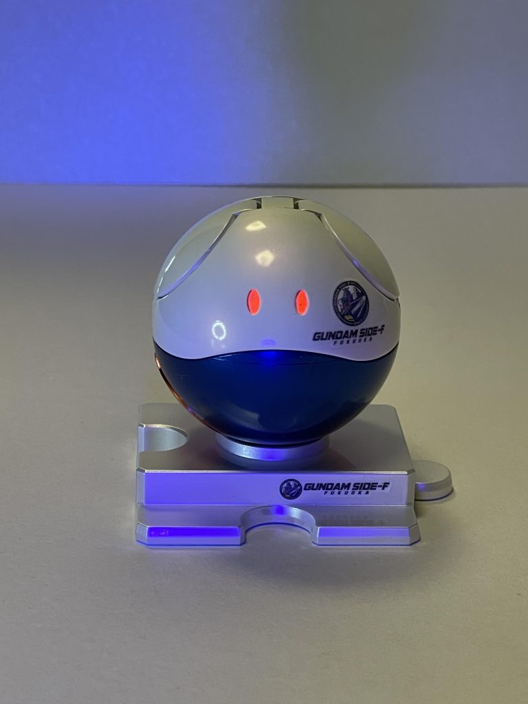 目は蛍光ピンクで塗装したので、UVライトを当てると光ります。