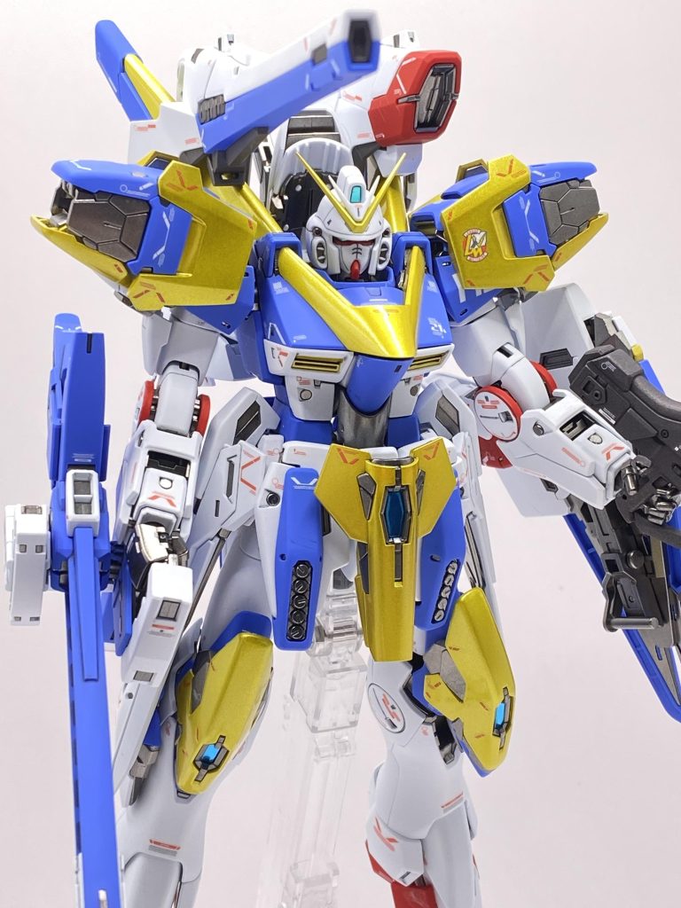 テカテカではありません。どノーマル作成の艶消し仕上げ、金色部分は光沢仕上げですが…放映当時、カトキガンダムに夢中でした。ヴィクトリィーガンダムの丸みあるデザインが新鮮でV2がでてきた時の衝撃はさらに上を行き、当然プラモもお小遣いの範囲内で買いあさっていたかと思います。当時のhg?1/100を筆塗りで仕上げ、V2は1/60も作りました😆