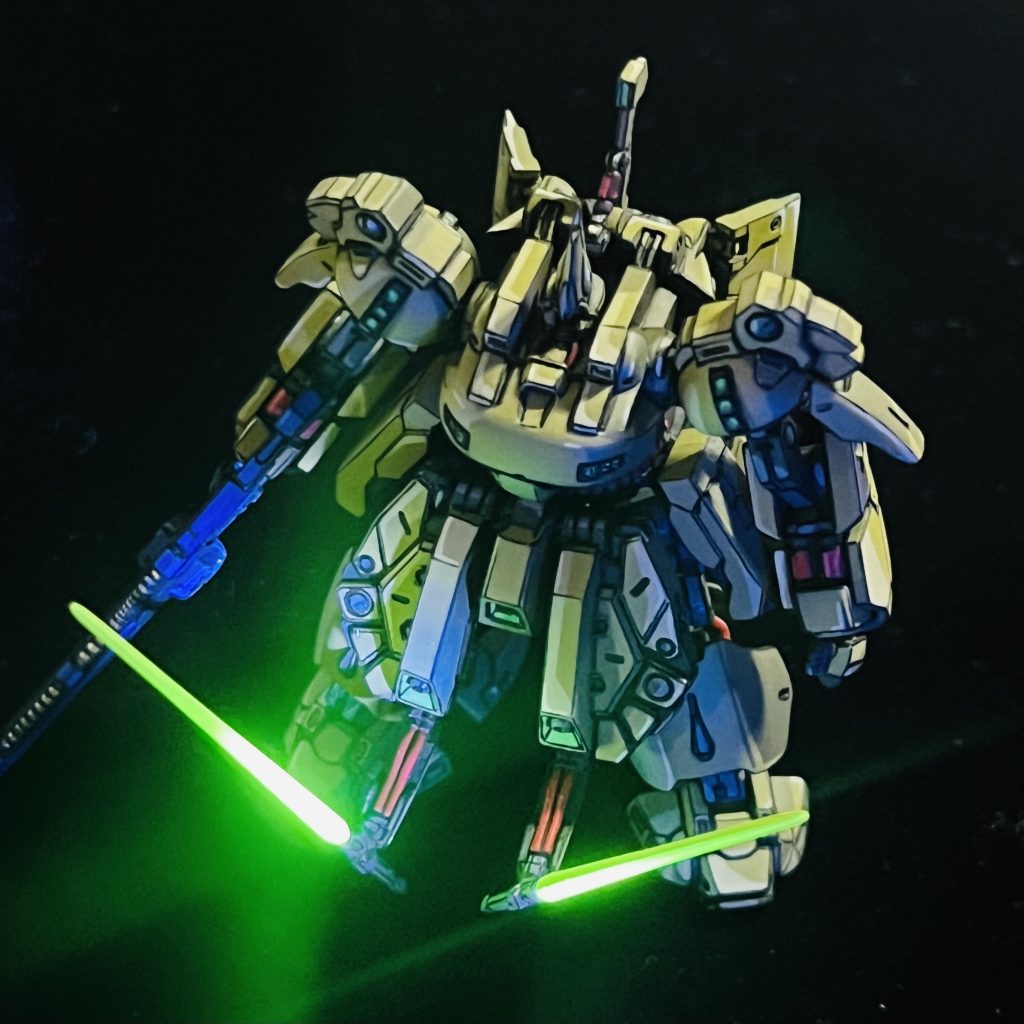 モノアイとサーベルはUVライトで光ったりもしますが、これは狙ったものではなく単に発色の理由で蛍光塗料を使った結果w 最後まで閲覧頂きありがとうございました。m(._.)m