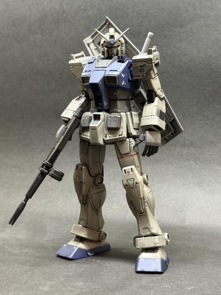 全体ショットこの機体のイメージ、、あまり表舞台に出てキラキラしてるイメージではなかったので、ガッツリ目に汚しました。。 やっぱ手を抜くと、、ねぇ、、、出ますねぇ、、デカールの境目、、クリア塗って段差なくそうかなと思ったのですが、、溝が埋まりそうだったので、、途中で辞めたんですよね。。胸周りだけ厚めに塗ってるので少しマシですが、、(でも、ヤスリ掛けはしてません。。)