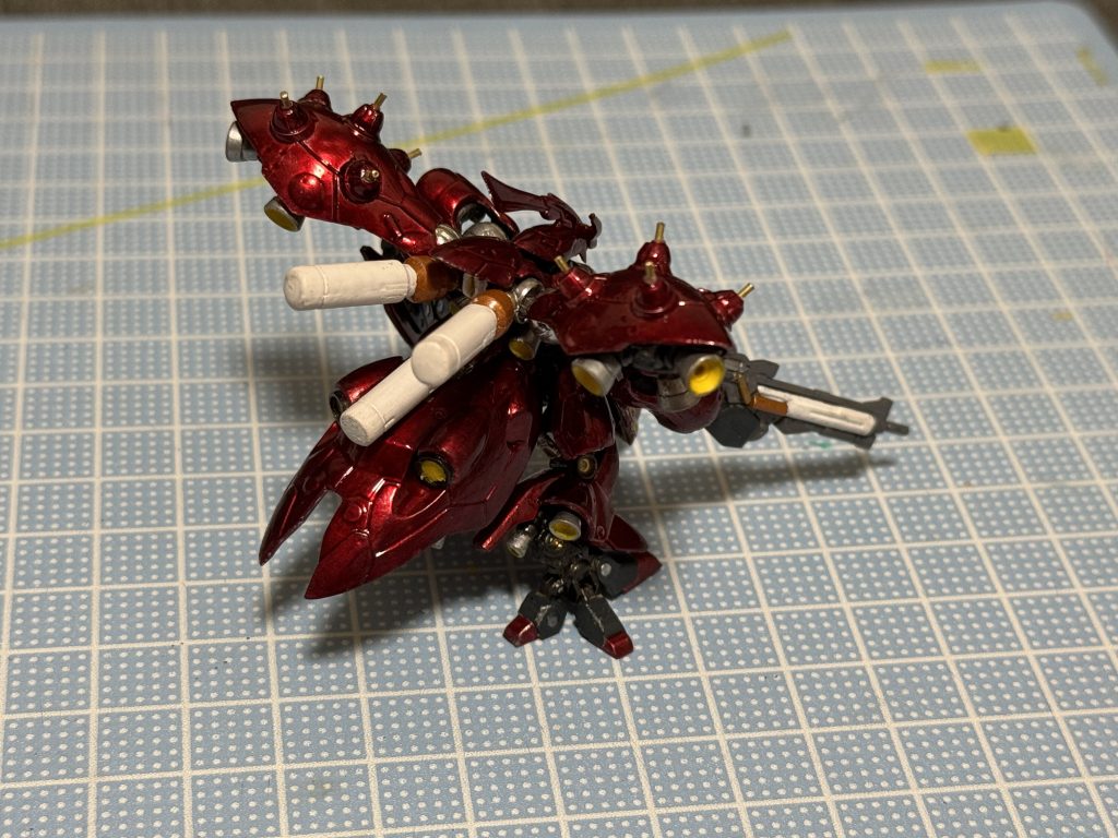 ほぼ投げやりな状態から塗装赤のところは下地にシルバー塗って、上からクリアレッドを塗装 これがキャンディ塗装っていうのか?全て筆塗りです 毎度のことながら、ムラがすごいスプレー、エアブラシでやれば良かったかな…