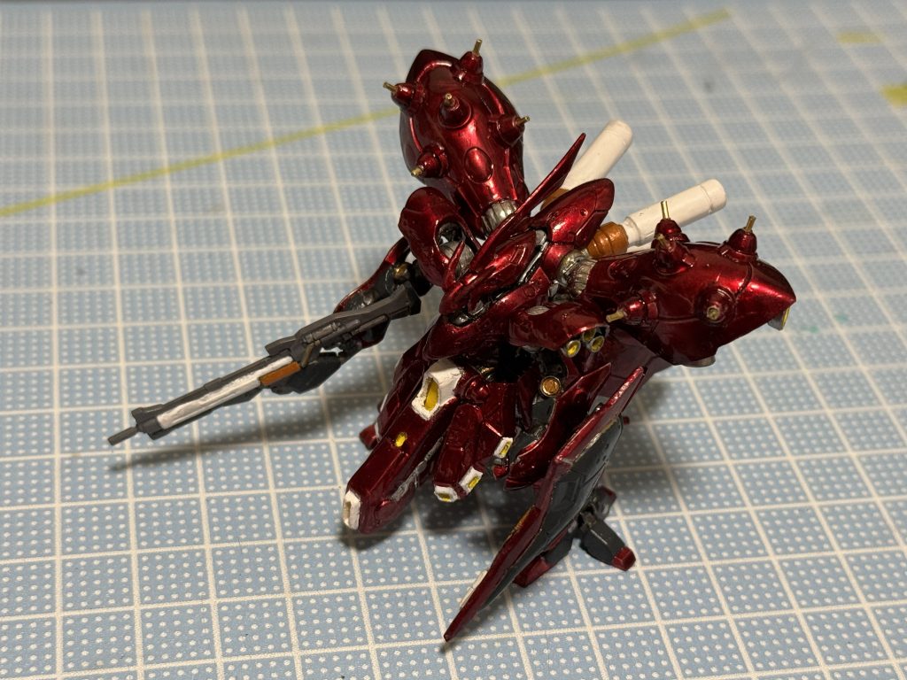 基本、そのまま組み立て一部合わせ目を消すのにヤスリがけ不可能と思われるところはくり抜いてプラ板貼りました しかし、その他のところはうまくいかないし、接着が剥がれてせっかく消した合わせ目が出てきたりと、災難だらけのキット…