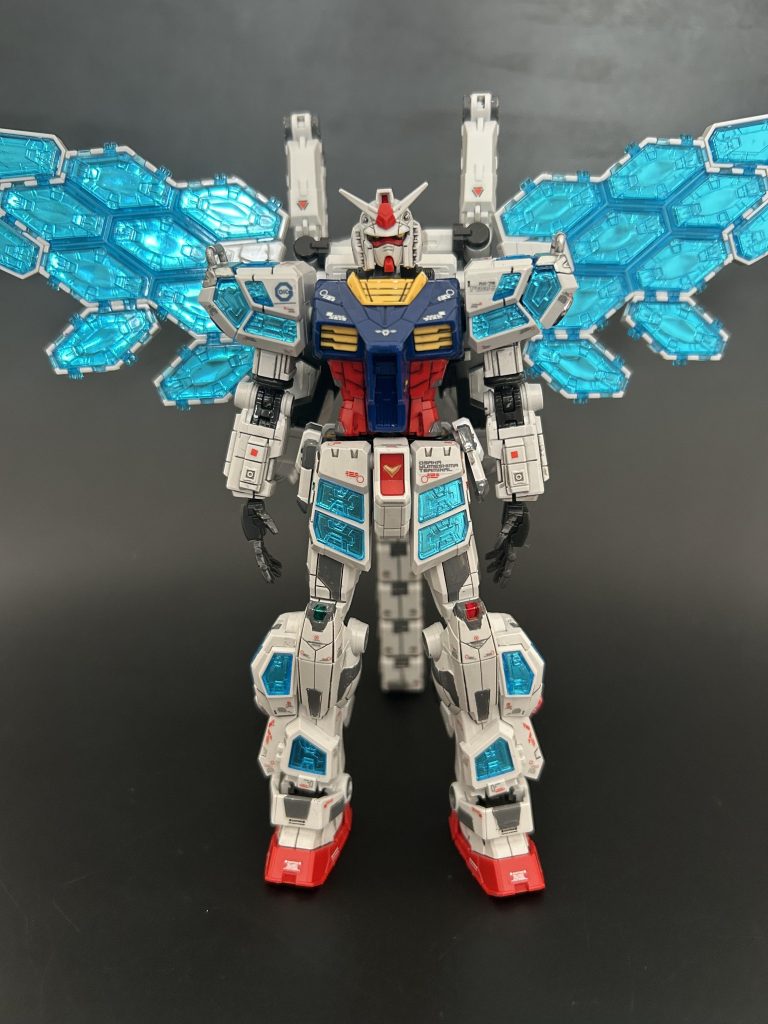 正面側の写真です。グラスフェザーがシルバーのシールの上にクリアパーツを重ねる物なのですが、とても発色が良いというかなんというか、綺麗です!(笑)