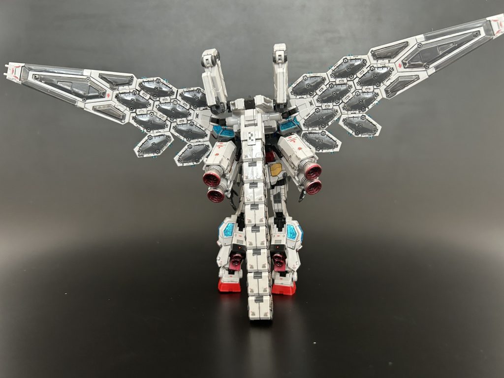 背面です。グレーとゴールドの部分が塗り分けが必要で、なかなかしぶとい作業でした。それなりに塗り分け出来たと思うのでまぁまぁカッコ良くはなったかなと思います。