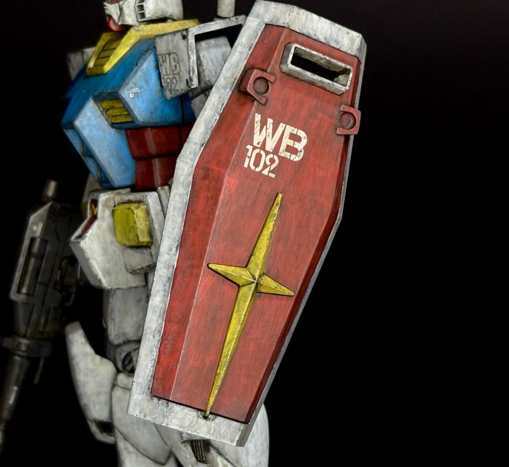 シールドのように筆塗りで広い面積をクリーンに仕上げる時はプレッシャーがかかります。しかし汚し仕上げはどこまで汚すかの見極めの作業。失敗してもやり直せる工程なので精神的には楽ですが、良い塩梅に着地させるのはそれはそれでセンスが問われている気がします。