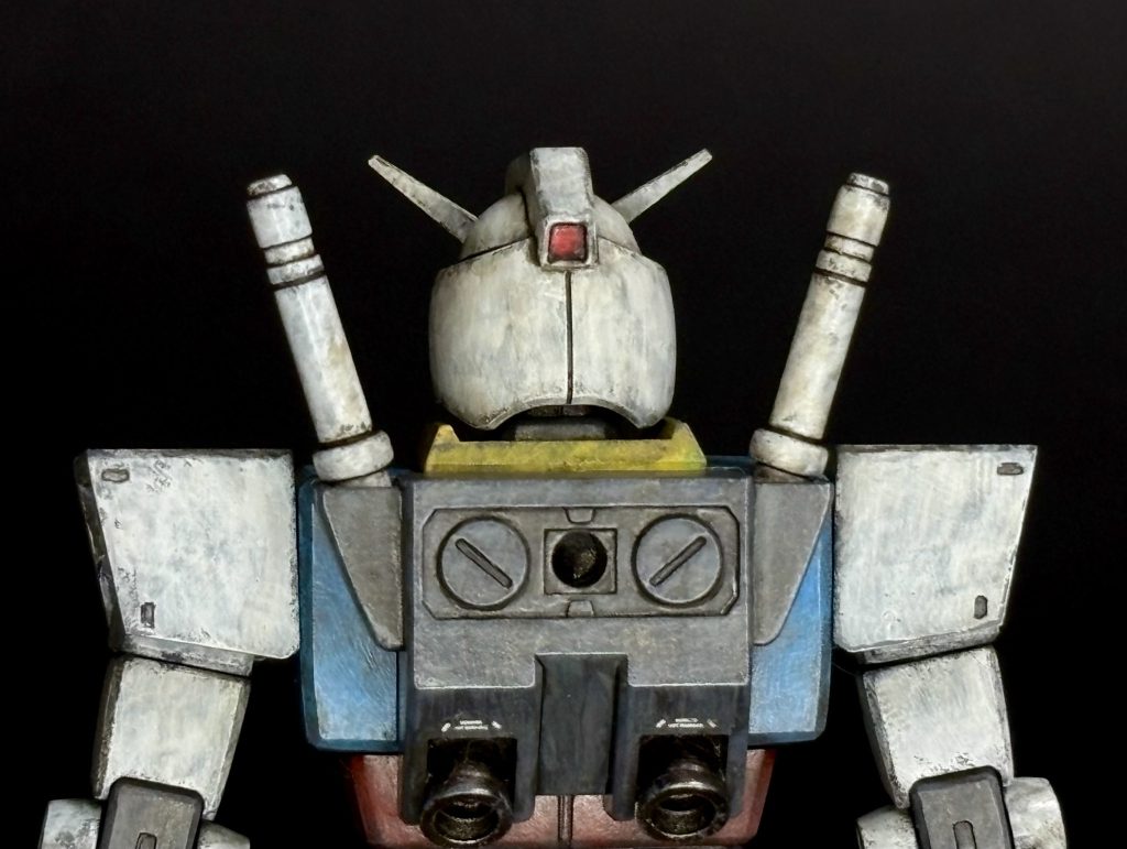 ランドセルです。冒頭で述べた通りジャンク品の改修作品でして、購入時にビームサーベルが一本欠品していました。なので、ビームサーベルだけ、エントリーグレードのガンダムから移植してます。