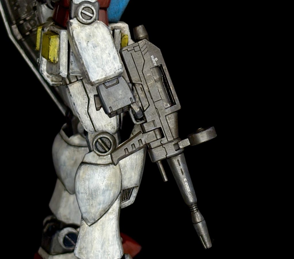 ガンダムを一年戦争で最強たらしめた大きな要因、ビームライフル。後発のrevive版やエントリーグレードと比べてコンパクトな印象です。でも本体と比較してのサイズ感も含めて脳内のガンダム像に合致している気がします。