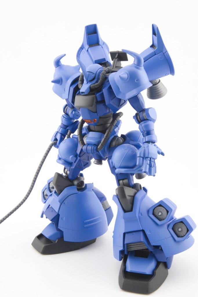 頭部ひさしの角度を調整して悪っぽい目つきに。パイプとツノはリバイブグフから。口はちょっと長くしすぎたかも。胴体接続基部で2ミリ延長。フライトタイプのコックピットを移植して黒い部分はそれに合わせてグフっぽくなる様にパテで形成。胴のパイプは軍警ザクのモノをフンドシから延びるように加工してグフっぽく。腕肩はグフカスタム(正確にはフライトタイプの余剰パーツ)。左手はビルダーズパーツのMSハンドをベースに5連装75mmマシンガンを作成。脚膝から下はフライトタイプ。