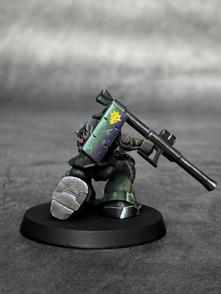 後ろから。見えない所なんですが練習を兼ねてジオンマークを手描きしました。先端の矢印が大分太いですね😅