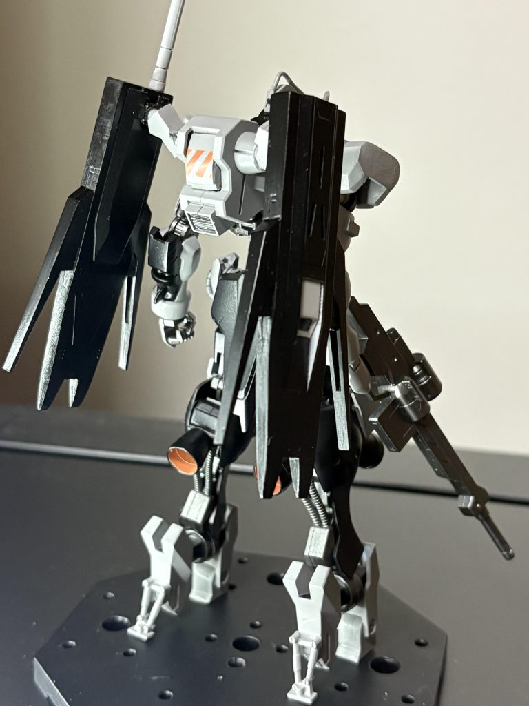 主に頭部、肩部、胸部、脚部などをスクラッチしました。肩部やバインダーの基部のコーションラインは、マスキング塗装で再現しました。