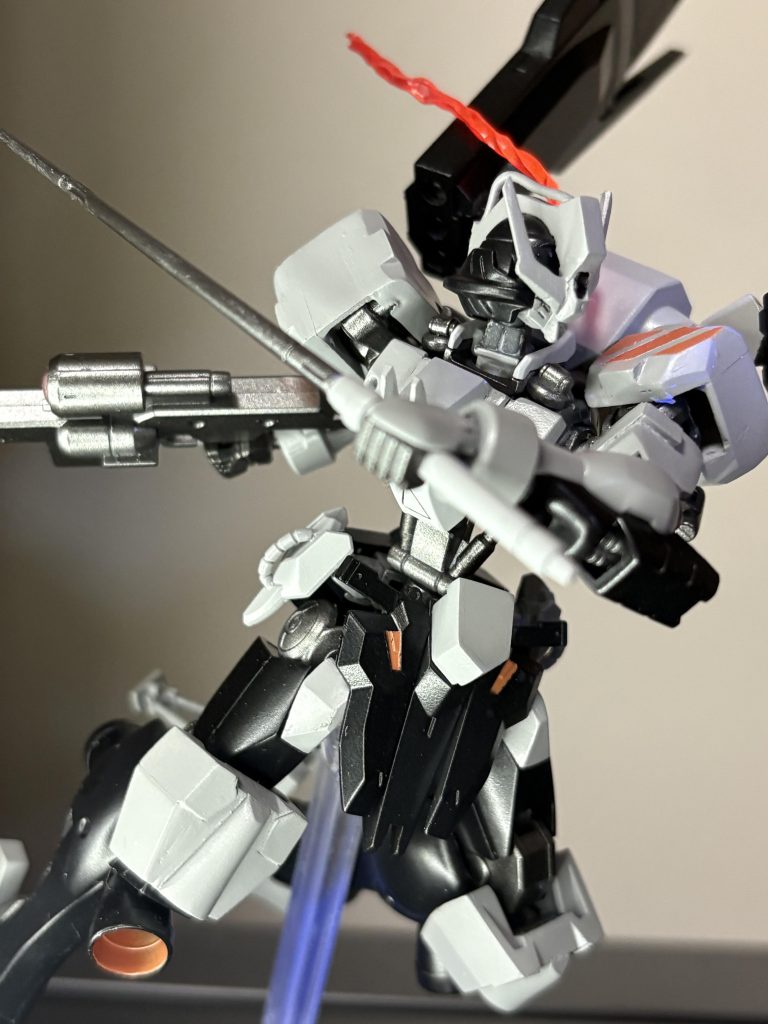 眼光エフェクトは、クリアレッドと蛍光レッドを使って塗装したので、UVライトで発光します。久々のスクラッチ製作だったので所々汚いところもあったりしますが、そこは目を瞑っててください(懇願)。...リックディジェ改もいよいよ終わらせないとな