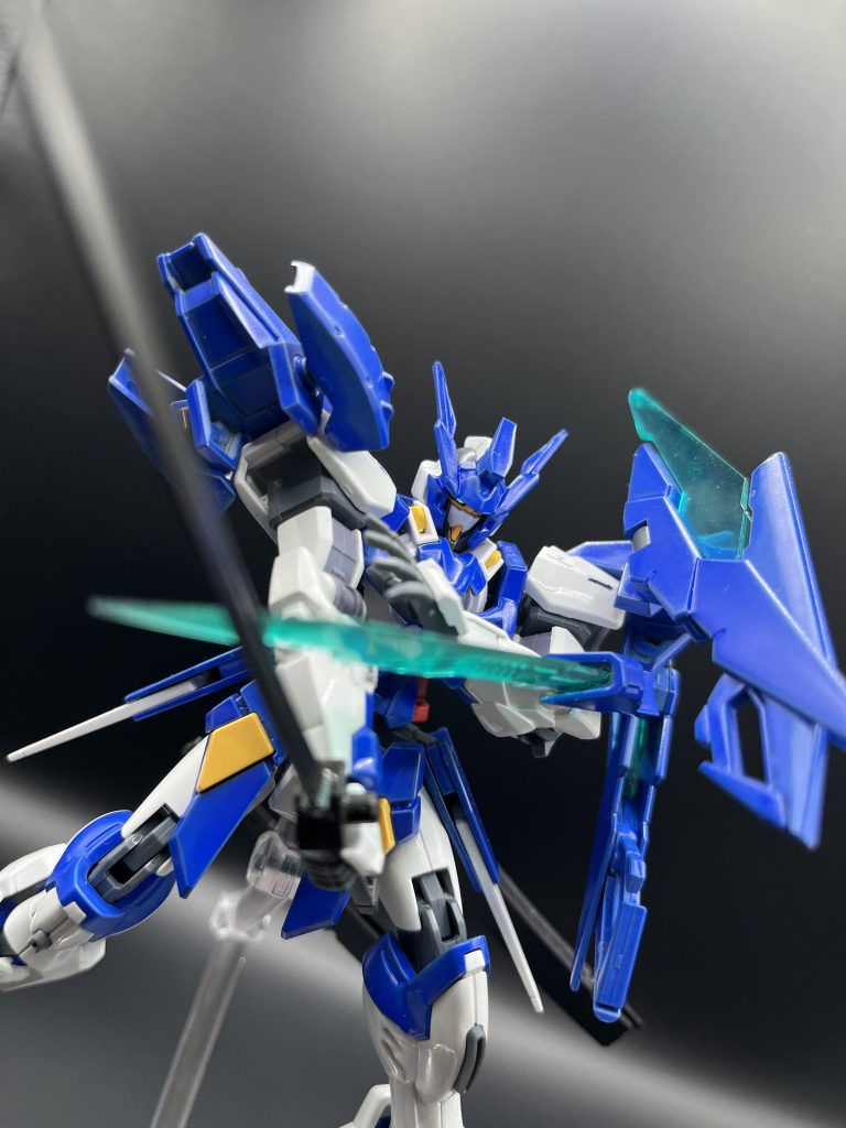 武装は長短日本の刀左腕と左肩に合計3つのブレードファンネル。ばら撒き用のサブマシンガン 