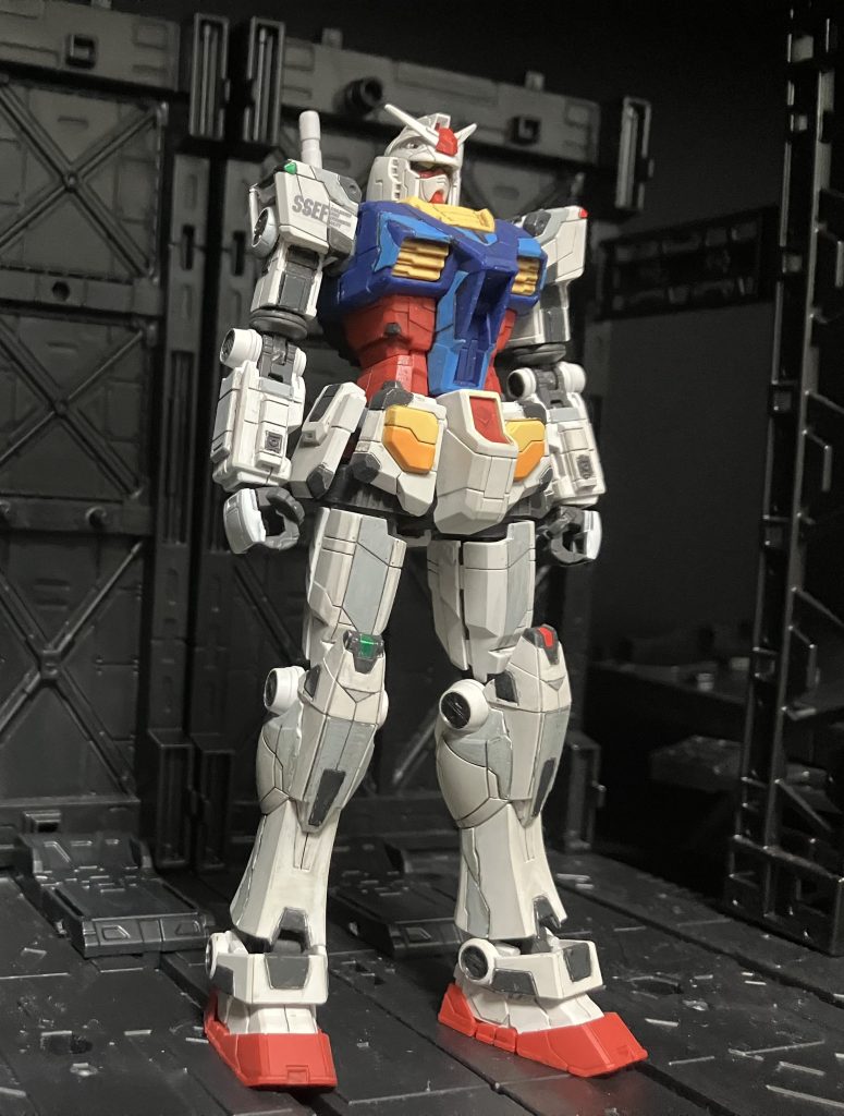 右斜めから。以外に部分塗装が多かったです。筆塗りをしたのですが塗膜が厚くなってしまいどうしてもボテっとしてしまいます。塗料のつけすぎらしいですが上手くいきません。アップ厳禁です。