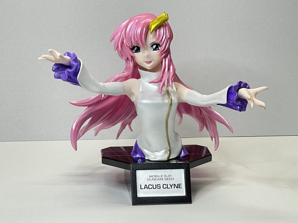 塗装レシピ髪：クリアピンクのグラデーションキャンディ塗装白：パール塗装(ムーンストーンパール)+クリア塗装髪飾り:クリアイエローのキャンディ塗装紫：クリアパープルのキャンディ塗装台座：メタルブラックにクリア塗装顔、腕：成形色に艶消し塗装(顔の陰影はタミヤウェザリングマスタHを使用)