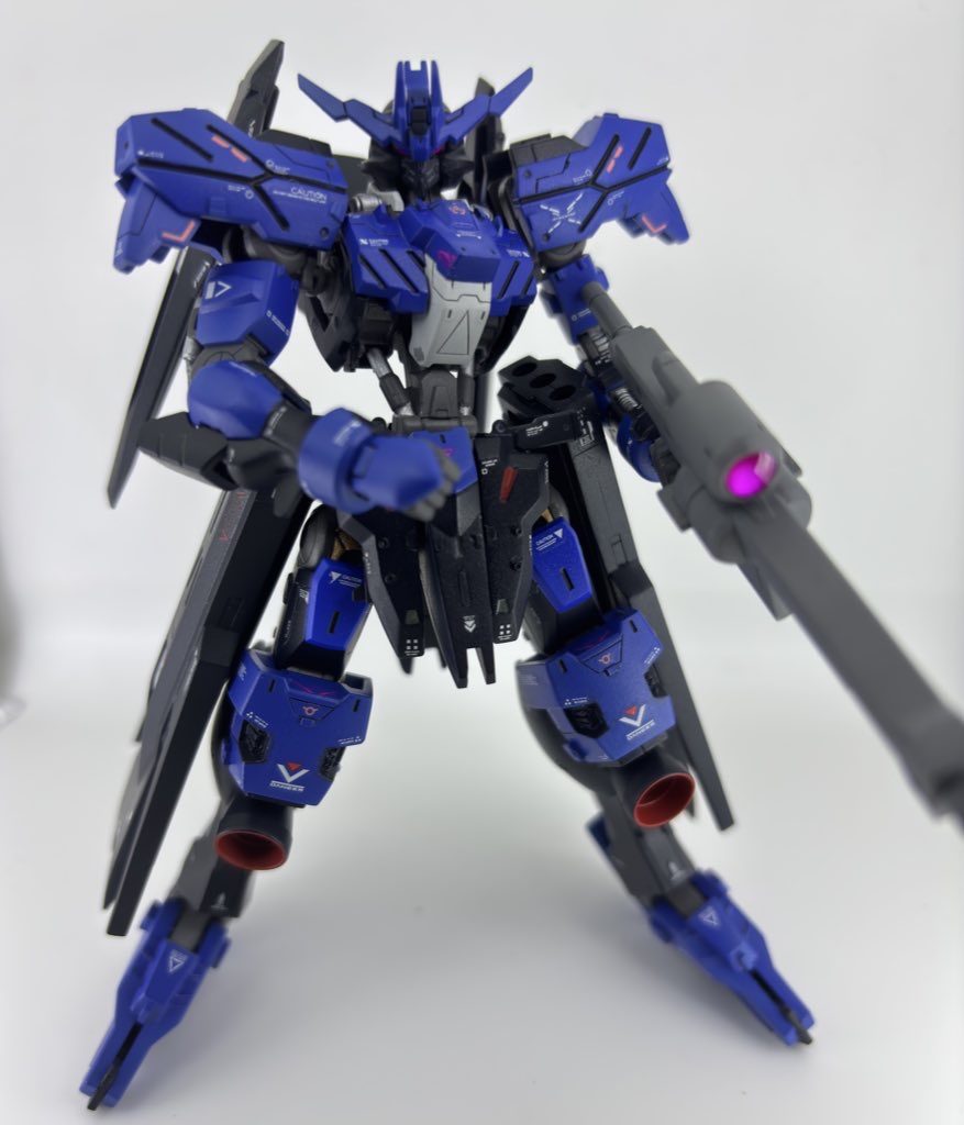 各部のセンサーはガンダムマーカーで塗装したあとにUVコートしてテカテカにしてみました。わかりにくいですがツインアイもやってます。