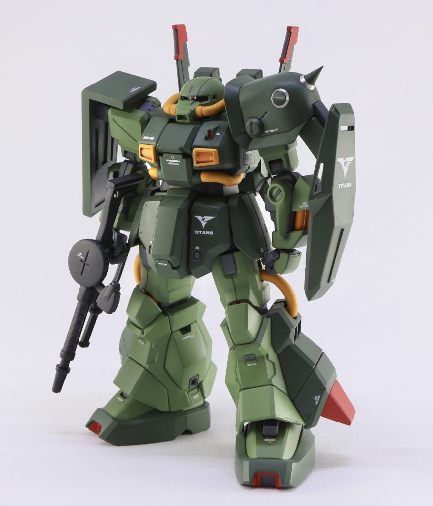 後で気づいたのですがポーズ調整してるときにうっかり強く触っちゃったみたいでマシンガンのスコープズレてますね戻して撮り直しは…まいっか！