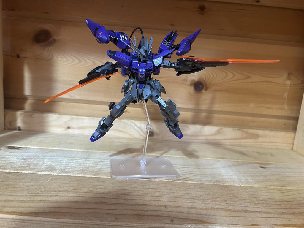 バックパックは改修機エアリアル君の物にいい感じになる様にパーツ付け足して、カラーリングは悩んだんですがヴィランぽくしました。名前もドミネイトとか言う悪いやつ御用達の名前で笑