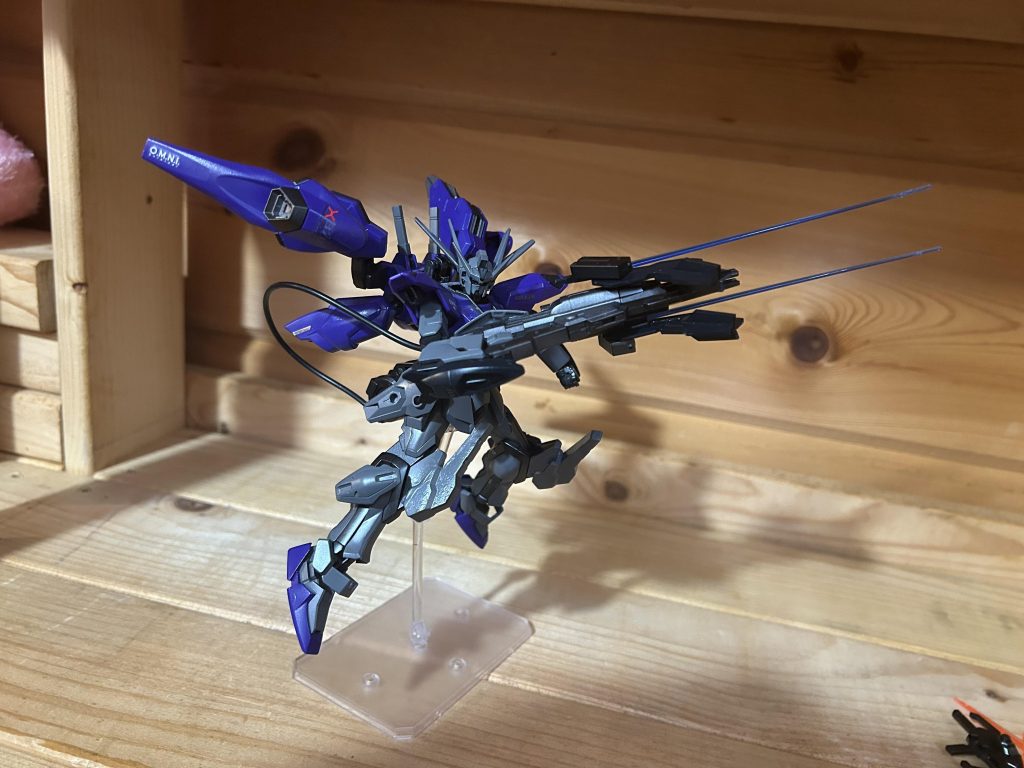 先端にビームサーベルが2本付いているので爪のように展開できます。