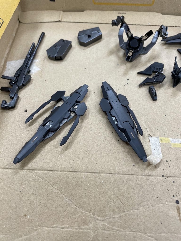 カラーレシピフレーム、武装類・マルチプライマー→黒サフ→スターブライトアイアン濃い黒・黒サフ→ガイアノーツEXブラック黒・黒サフ→ガイアノーツEXブラック70%ガイアノーツEXホワイト30%赤・黒サフ→スターブライトアイアン→クリアーレッド紫・黒サフ→スターブライトシルバー→GXクリアーパープルゴールド・黒サフ→スーパーゴールドシルバー・スターブライトシルバー