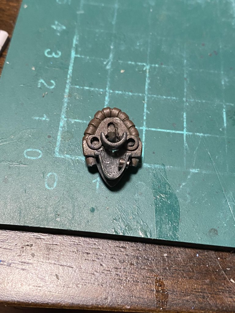 ケンプファーの頭部はイフリート胴体にそのまま接続できないので、ジャンクパーツ(グシオンリベイク頭部パーツメインに)を色々くっつけて、それっぽく。モノアイはレールの表面を0.5mm位削り内側も削って、直径2mm×1mmの丸ネオジウム磁石を入れて箱状に囲い、直径2mm×0.5mmの丸ネオジウム磁石にレジンを垂らしハイキューパーツのSPプレートに入れて可動式に。グフカスタムの肩と肩アーマーの接続部を5mm程移動と胴体関節との間が気になったので肩パーツを延長。ケンプファー上腕部とグフカスタム肩パーツの接合部はケンプファーの方を2〜2.5mm短縮。胴体は腹部下を3mm程延長。バックパックの武器接続部はイフリートとサンドロックのモノを加工して2mm×1mmの丸ネオジウム磁石を入れてポロリ防止に。脚部はジョニー・ライデン専用高機動型ザクのような形にしたかったので、たまたまあったグフR35の脚を流用。そのままだと短く感じたので、グフカスタムの足首から下を流用。それでも短く感じたので、太腿部か脛部切って貼って延長しようかと思ったのですが技術が無いので悩んでたところ、何気にはめたケンプファーのチェーンマインパーツがジャストだったので、それを使用。余った蓋のようなパーツは上腕部に使って腕のガタつきを無くしました。ショットガンは腰に装備したかったので、ジャンクパーツをくっ付けて3mm×2mmの丸ネオジウム磁石を2列×3個使用。ショットガンにもネオジウム磁石を仕込みました。武器はグフかイフリートのヒートサーベルにするか、でもそのままだとナンカなぁと思い、HGサンドロックのヒートショーテルにして、グリップはHGオリジンザクのヒートホークの柄に1mm真鍮線で接続しました。バックパックとの接続部に1mm×1mmの丸ネオジウム磁石を入れて、上記でも書いたポロリ防止に。これも余ってた20年近く前?のマクファーレントイズから発売されてた【トライガン ヴァッシュの銃】を何気に当ててみたら中々良きだったので、グリップをケンプファー付属のショットガンのモノに交換。1mm真鍮線で補強。