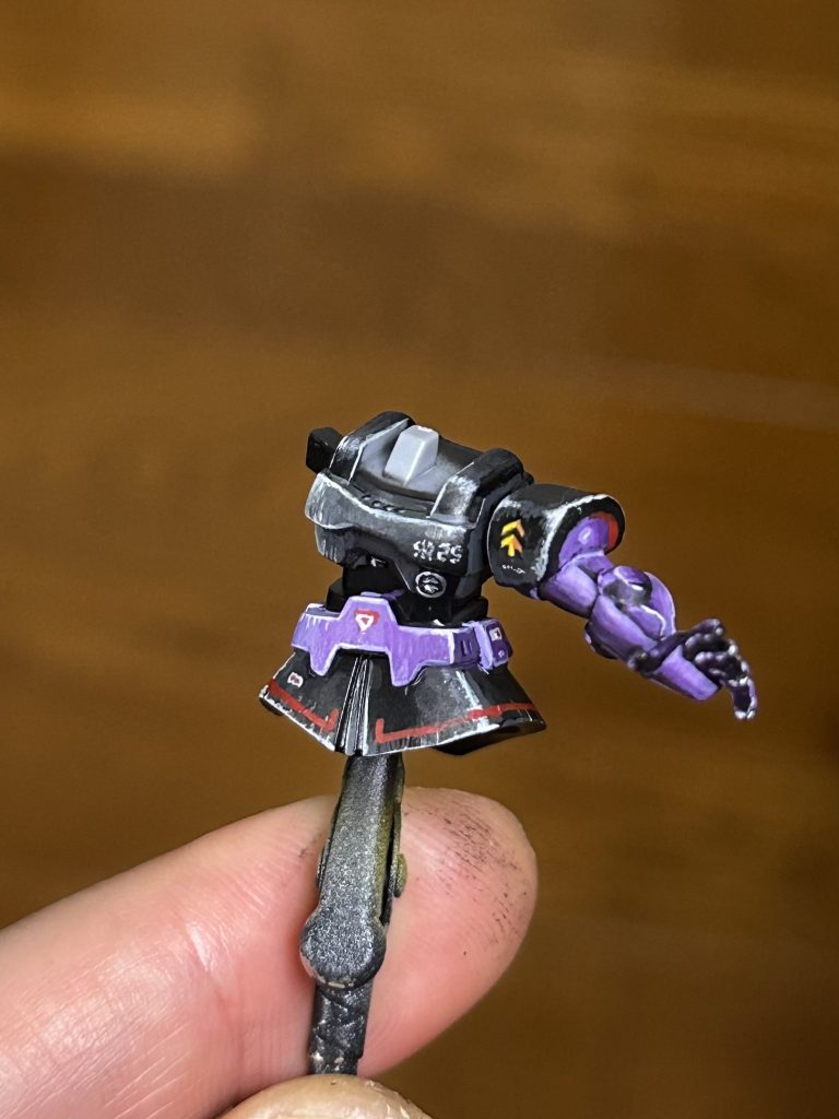 肩アーマーと肩を別パーツ風に塗っています。騙し絵…😅