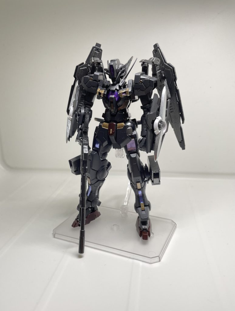 ヴェーダ掌握後のリボンズ率いるイノベイドがブラックアストレアを特務任務用にカスタムした機体。フィンスターニスはドイツ語で「闇」を意味する。