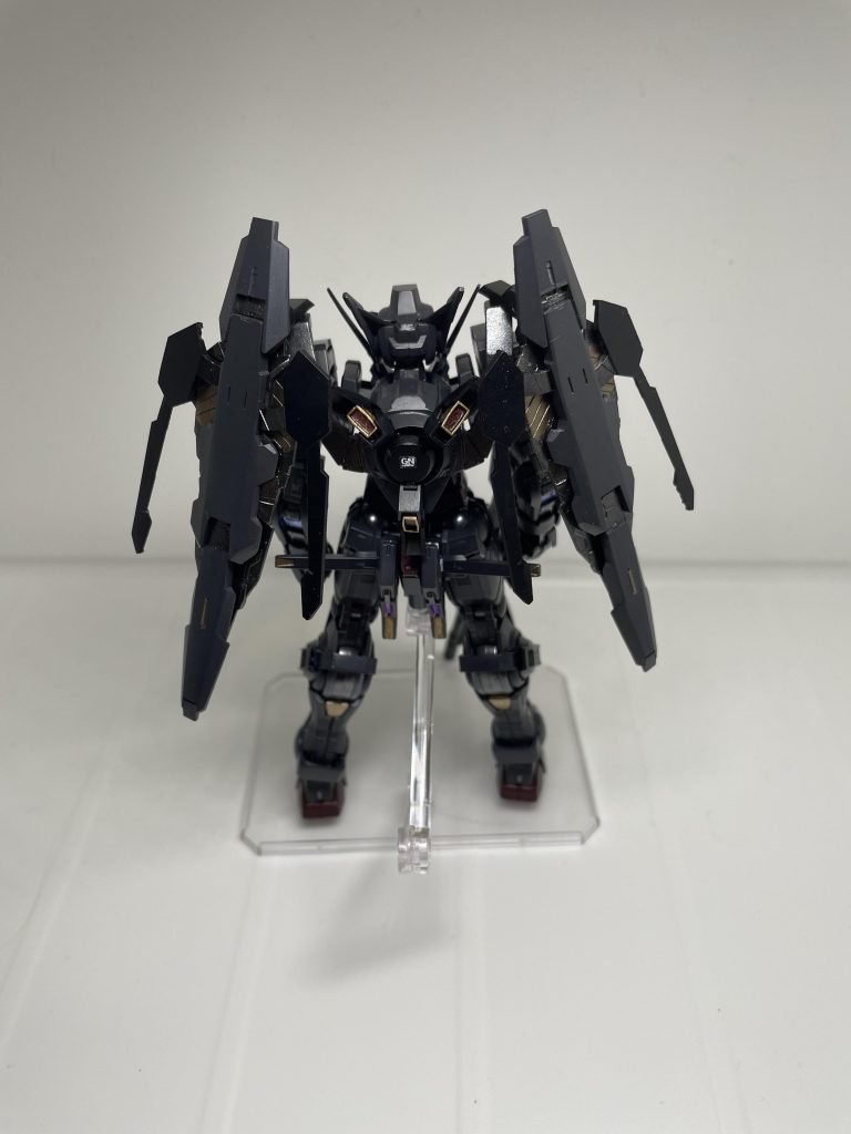 シールドの他にスリースラスター型の背面スラスターもメタルビルド準拠で展開します!(ポージングしてる時にポロポロ取れて、発狂しかけた笑)