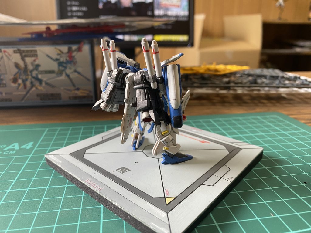 バックパックとかバーニアはガンメタなどメタル塗料で塗ってますが、艶消しクリアでちょい雰囲気が変わってしまったかなと。塗り分けもやってみても良かったのかも。