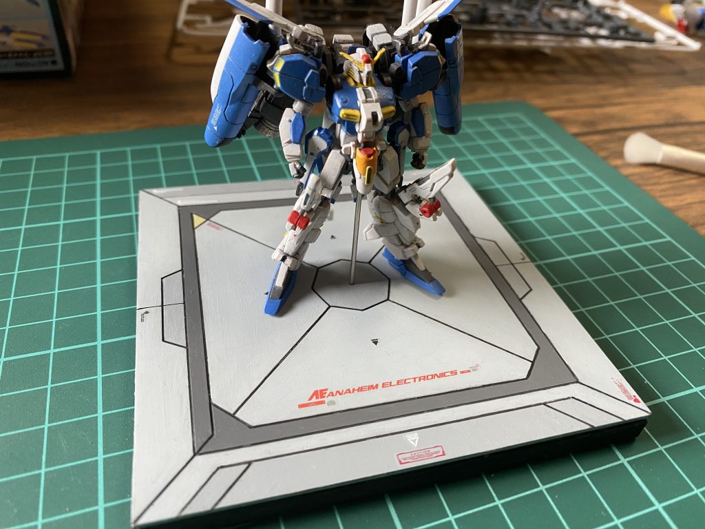 台座はダイソーの木の板10cm×10cmに1mmプラパンを同サイズに切ったものを貼り付けています。えんぴつでデザインしたやつを掘ってる感じです。色はグレーを何色か使いました。デカールに力は偉大ですね笑本体を固定してるのは1mmのスチール棒です。ちょっと太かったかもしれませんね。まぁこれも次回への糧にしましょう！最後までご覧いただきありがとうございました！