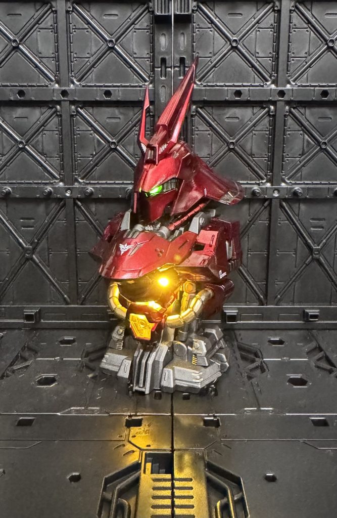 目も光らせてみました。