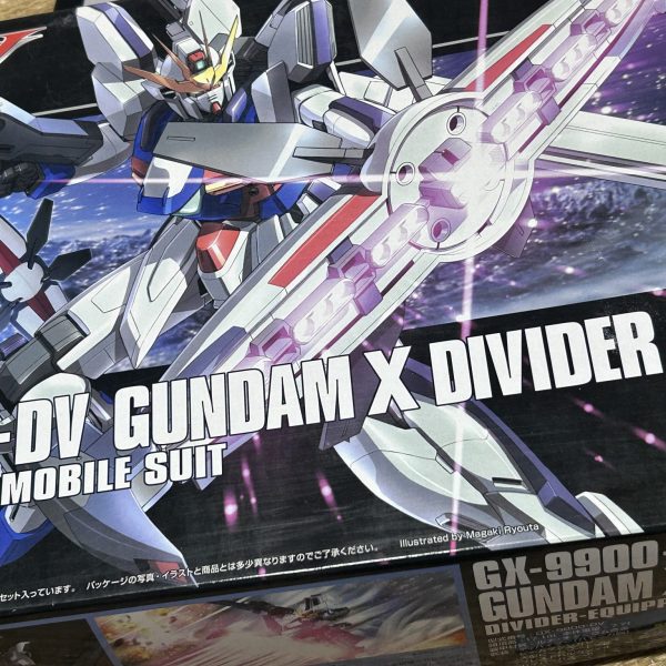 久しぶりのガンプラになりますが、ゲート処理及び筋彫りの彫り直し、合わせ目消しをせかせかやっております。ハモニカ砲の塗り分け多そうですね。